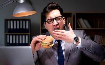 چرا خوردن غذا در اواخر شب منجر به افزایش وزن و دیابت می‌شود؟