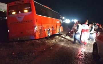 
حادثه/ واژگونی اتوبوس در محور اراک - قم