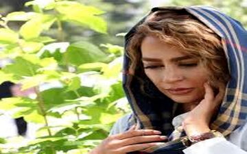 تیپ غیر متعارف خانم بازیگر با خالکوبی های عجیب و غریب روی پاهایش