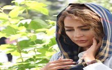 تیپ غیر متعارف خانم بازیگر با خالکوبی های عجیب و غریب روی پاهایش