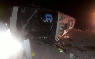 واژگونی اتوبوس در شاهرود حادثه ساز شد!
