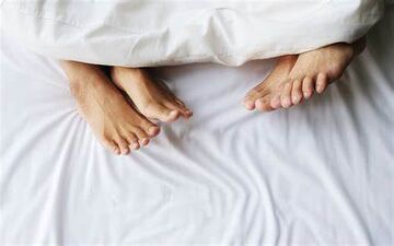 ادرار کردن حین رابطه جنسی؛ علت ها و راهکارهای درمانی
