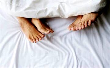 ادرار کردن حین رابطه جنسی؛ علت ها و راهکارهای درمانی