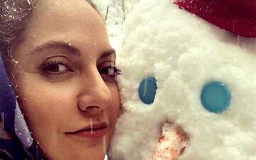 سلفی جالب مهناز افشار در یک روز برفی