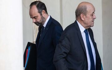 ماکرون پرونده لودریان را برای نخست وزیری بررسی می‌کند
