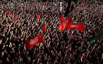  «علی پروین» در حال توزیع غذای نذری
