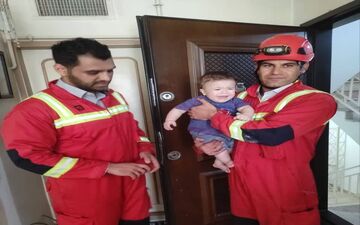 نجات کودک ۶ ماهه محبوس شده در منزل مسکونی توسط آتش‌نشانان کرمانشاهی



