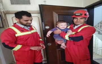 نجات کودک ۶ ماهه محبوس شده در منزل مسکونی توسط آتش‌نشانان کرمانشاهی



