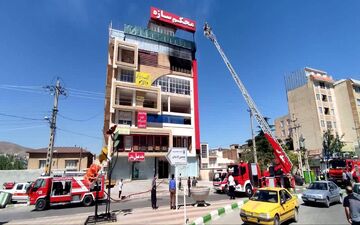 
نجات ۵ نفر در حریق ساختمان هفت طبقه