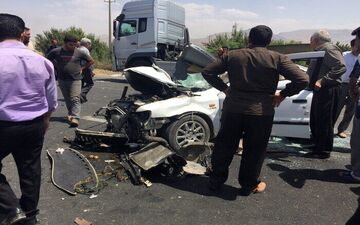 برخورد مرگبار تریلر و سمند در کاشان؛ سه نفر در آتش جان باختند