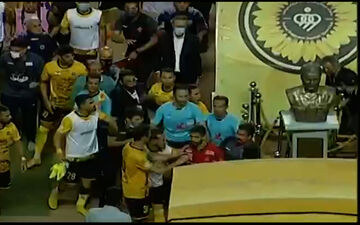 لحظات درگیری سپاهان - پرسپولیس از دوربین صداوسیما