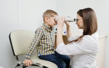 چشمان فرزندتان را جدی بگیرید: علائم، پیشگیری و درمان سرطان چشم کودکان
