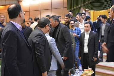 اهدای تندیس مهر حقوق بشر به علی دایی اسوره فوتبال ایران در کرمانشاه