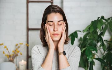  چرا باید صورت خود را ماساژ دهیم؟ پوست جوان و درخشان میخوای این راهشه 