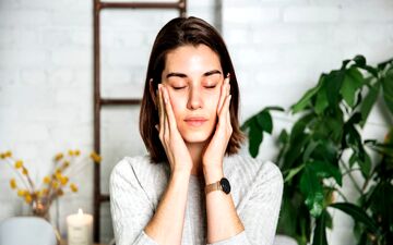  چرا باید صورت خود را ماساژ دهیم؟ پوست جوان و درخشان میخوای این راهشه 