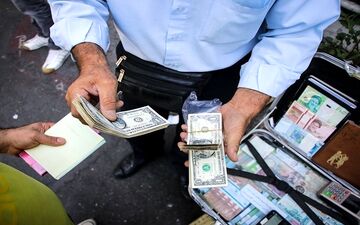  قیمت دلار آزاد ۵۷۰ تومان کمتر از نیما/ دلار در آستانه تک نرخی شدن؟
