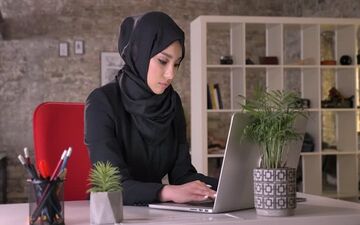 اثر دورکاری بر روان زنان: مرز باریک میان راحتی و انزوا
