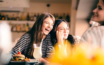 چرا با وجود داشتن دوست، باز هم احساس تنهایی می‌کنیم؟
