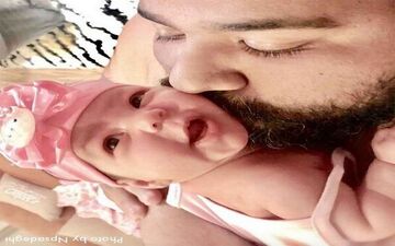 رضا صادقی در حال بوسیدن دختر زیبایش +‌ عکس