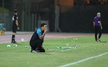 حاشیه دیدار هوادار و گل‌گهر| حضور سرمربی ذوب‌آهن و درگیری بازیکنان در زمین