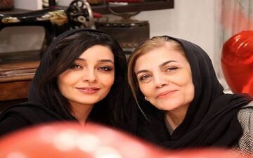 تصویری از ساره بیات و مادرش