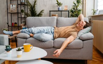چرا هر روز در یک زمان خاص احساس خواب‌آلودگی می‌کنیم؟
