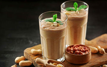  شیک بادام زمینی با موز و شکلات رو حتما درست کنید!
