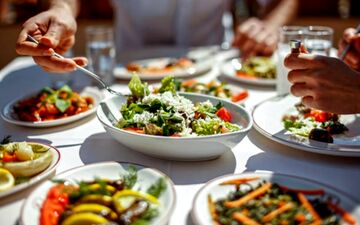 4 راه ساده برای پیشگیری از نفخ بعد از غذاهای سنگین