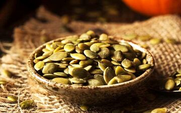 برای کاهش التهاب در بدن، تخمه کدو بخورید