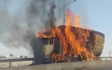 دو فروند شناور دریایی در رودخانه زهره هندیجان در آتش سوختند