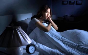 چرا شب‌ها بیدار می‌شویم؟ علل شایع اختلالات خواب