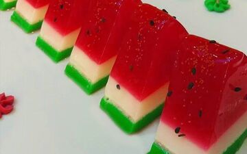 طرز تهیه ژله هندوانه سه‌لایه؛ دسر شیک و آسان برای مهمانی‌ها
