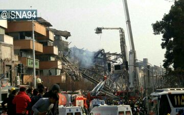 ماموران اورژانس وآتش نشانی درحال تخلیه و آواربرداری ساختمان پلاسکو/ 70مصدوم تاکنون