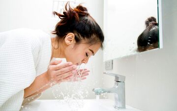 شستشوی صورت صبحگاهی؛ ضروری یا مضر؟ همه چیز درباره تاثیرات آن بر پوست