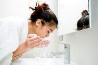 شستشوی صورت صبحگاهی؛ ضروری یا مضر؟ همه چیز درباره تاثیرات آن بر پوست
