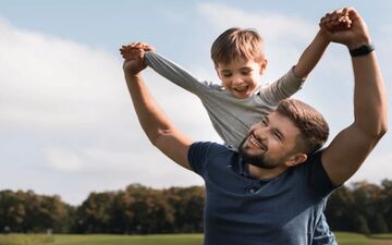 پسر دارید؟ این ۷ کار را هرگز جلوی او انجام ندهید!