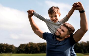 پسر دارید؟ این ۷ کار را هرگز جلوی او انجام ندهید!