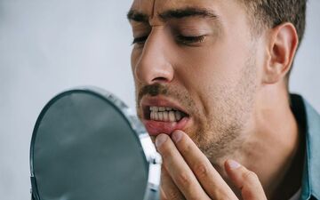 یک تهدید جدی در دهان شما: پلاک دندان باعث چه مشکلاتی می شود؟