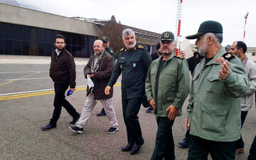 فرمانده کل سپاه برای بازدید  از روند اسکان موقت زلزله‌زدگان وارد کرمانشاه شد