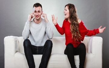 همسرت خیلی نق میزنه و کلافه‌ای؟ بیا تا روش‌های برخورد را بهت بگم