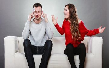 همسرت خیلی نق میزنه و کلافه‌ای؟ بیا تا روش‌های برخورد را بهت بگم