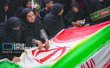 مردم قشم با حضور گسترده پیکر ۳ شهید حمله هوایی آمریکا را تشییع و به خاک سپردند