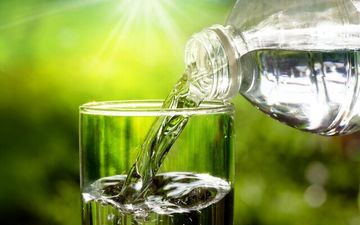 نوشیدن هشت لیوان آب در روز برای همه ضروری است؟