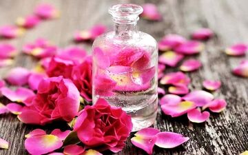 ۵ خاصیت شگفت انگیز گلاب برای پوست