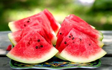تخمه‌ هندوانه را بخوریم یا نه؟ همه آنچه باید درباره فواید و مضراتش بدانید