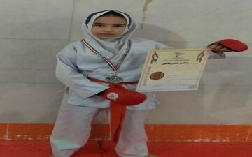 محیا عباس‌کسانی نوجوان کرمانشاهی گردن‌آویز نقره کاراته کشور را کسب کرد