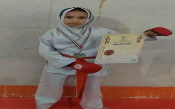 محیا عباس‌کسانی نوجوان کرمانشاهی گردن‌آویز نقره کاراته کشور را کسب کرد