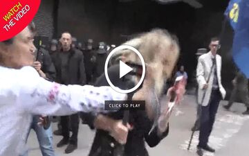 حمله به زن خبرنگار حین پخش زنده تلویزیونی! +فیلم 