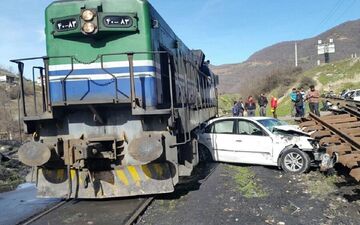 جزئیات هولناک برخورد قطار با خودرو در ایستگاه شازند
