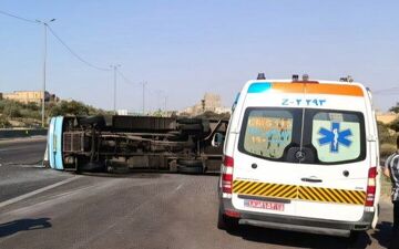 اتوبان کسایی حادثه‌ساز شد؛ ۹ نفر مصدوم در اثر واژگونی مینی بوس